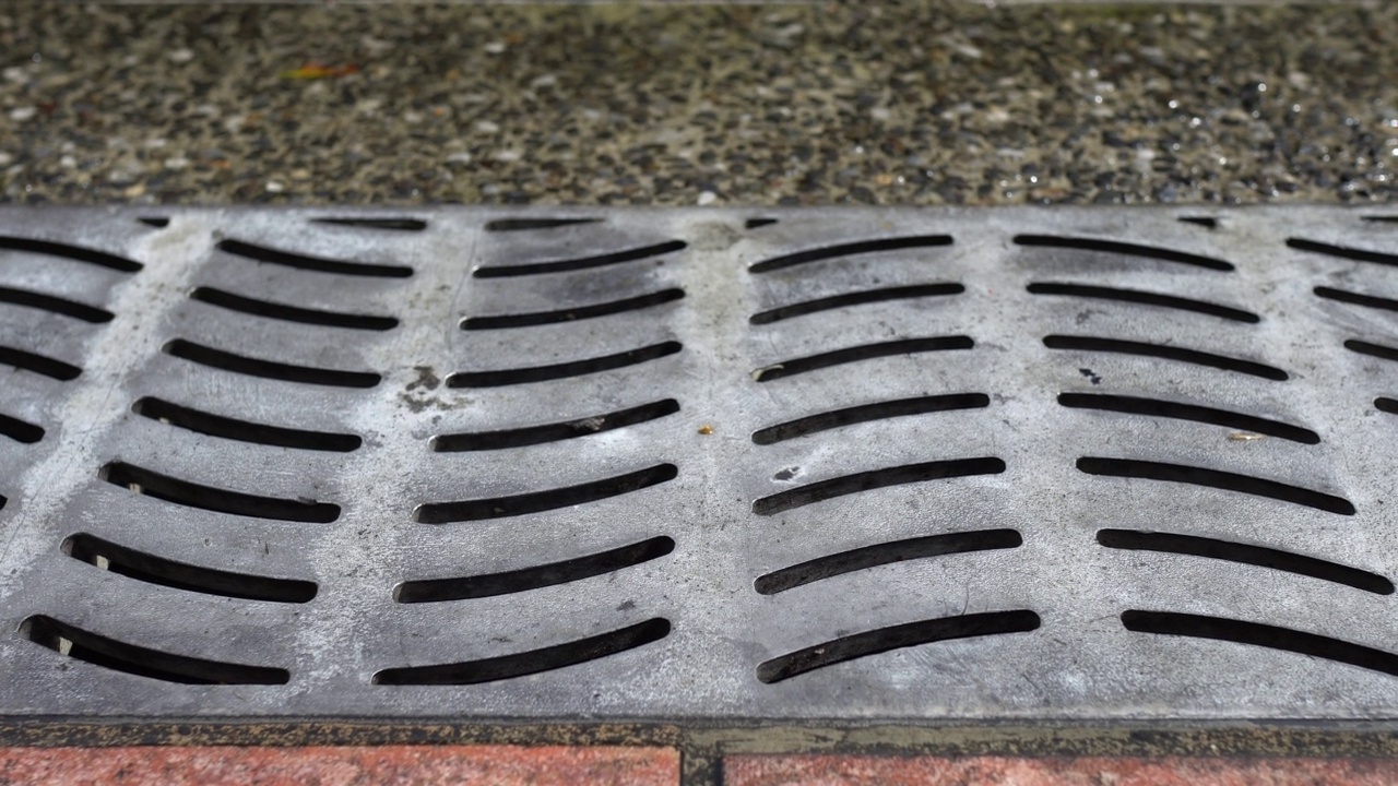 城市街道的雨水排水系统。从底部向顶部倾斜射击。视频素材