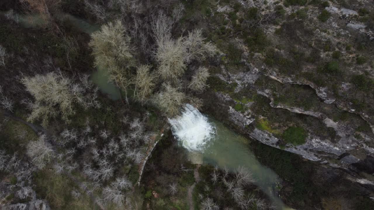 鸟瞰图，峡谷之间的河流和春天的大瀑布。视频素材