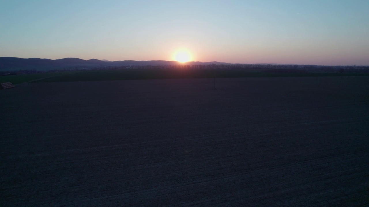 夕阳照在犁过的田野上。视频素材