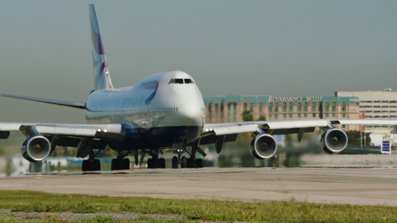 英国航空公司波音747在洛杉矶国际机场起飞。视频素材