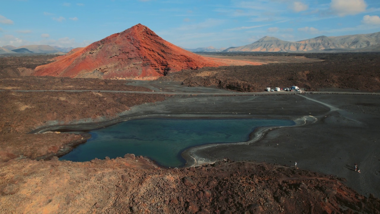 鸟瞰兰萨罗特岛的绿色火山湖。西班牙视频素材