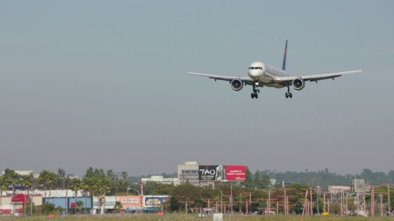 达美航空公司波音767在洛杉矶国际机场降落。视频素材