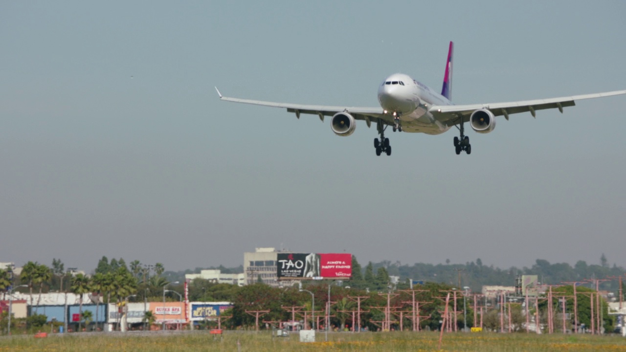 夏威夷航空公司空客A330在洛杉矶国际机场降落。视频素材