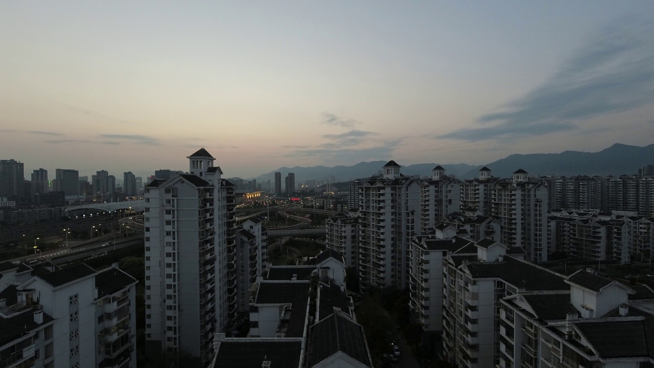 中国福建省福州市，城市住宅区的天际线，从白天到夜晚的延时摄影视频素材