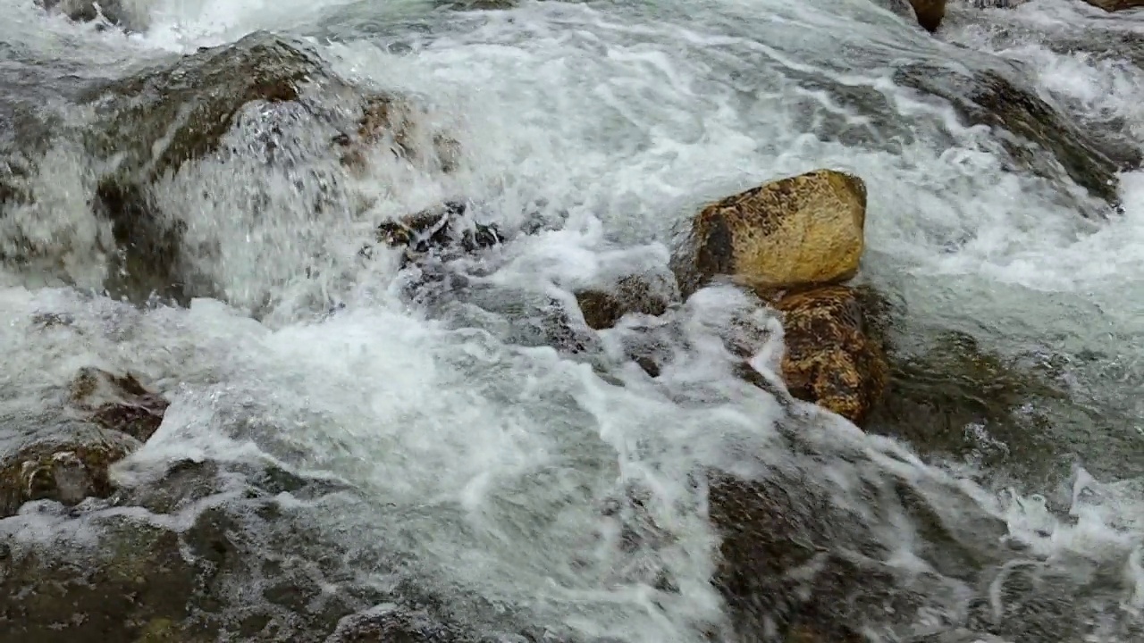 山涧河水慢镜头特写视频素材