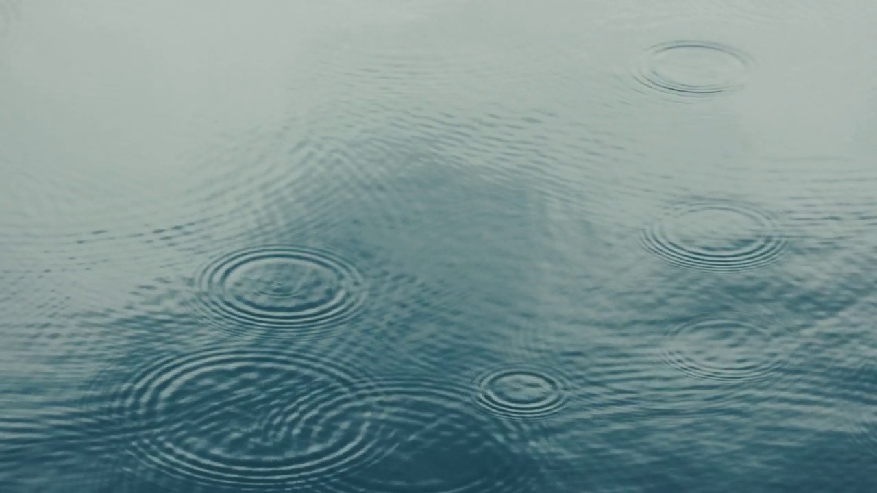 摘要背景，雨滴落在水面上视频素材