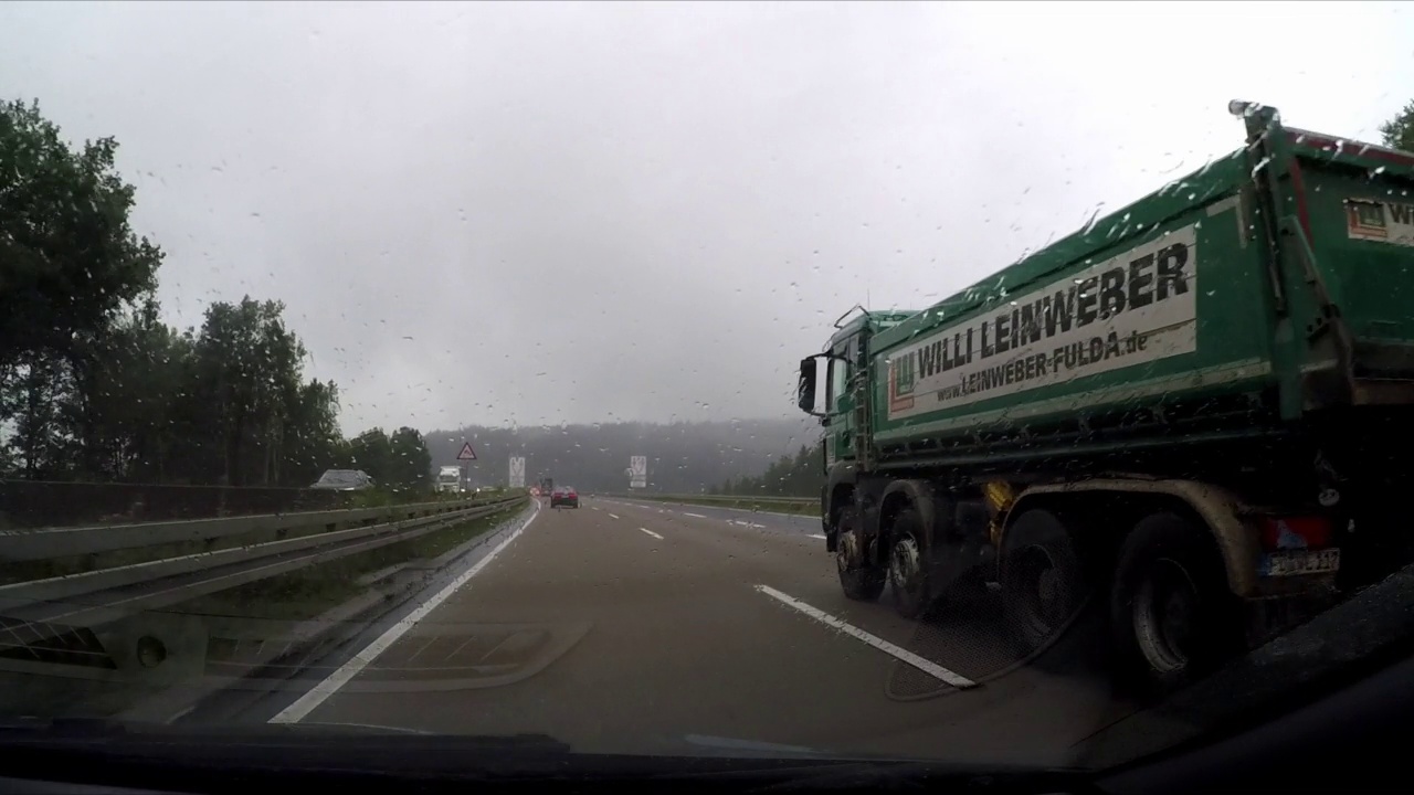 在雨中行驶在高速公路上视频素材