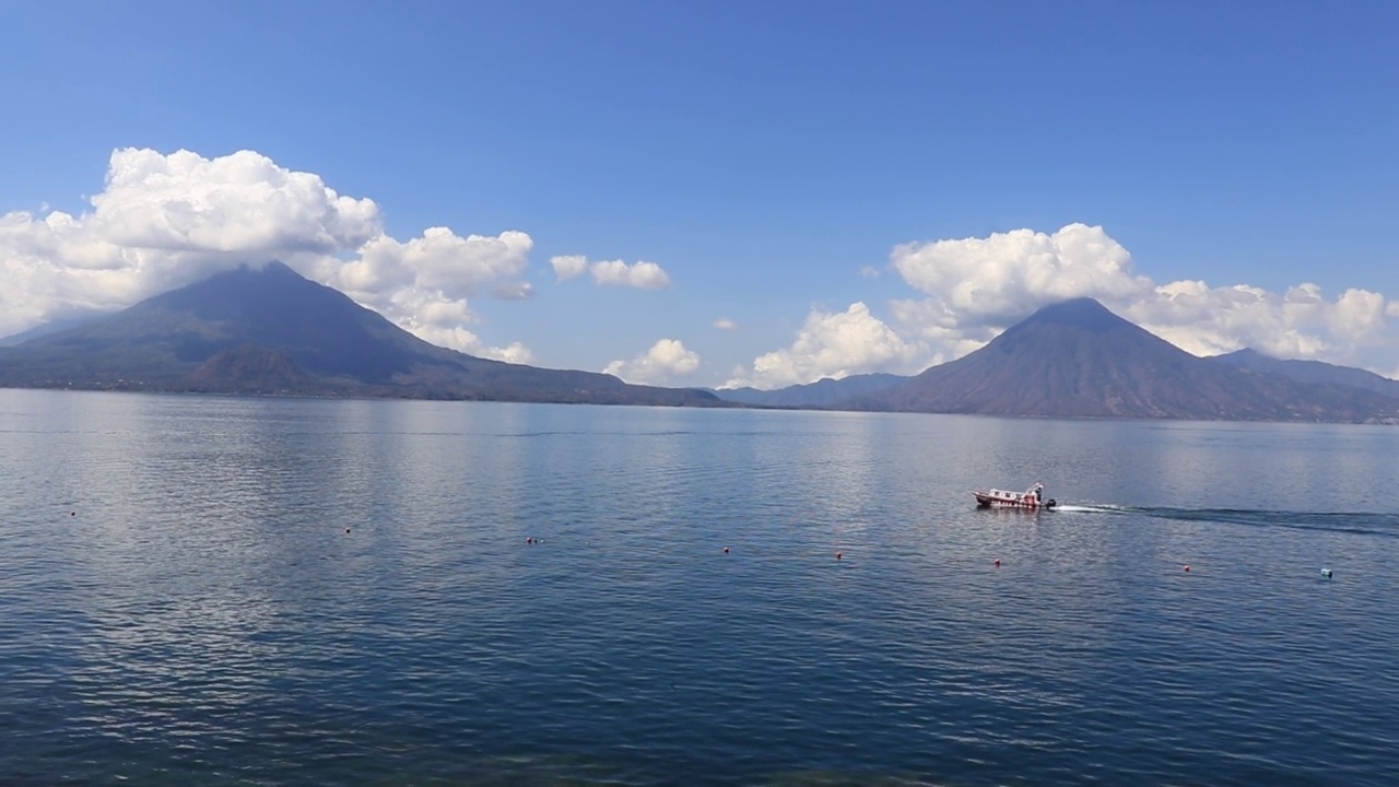 危地马拉solola的一个阳光明媚的早晨，阿提特兰湖周围环绕着火山视频素材