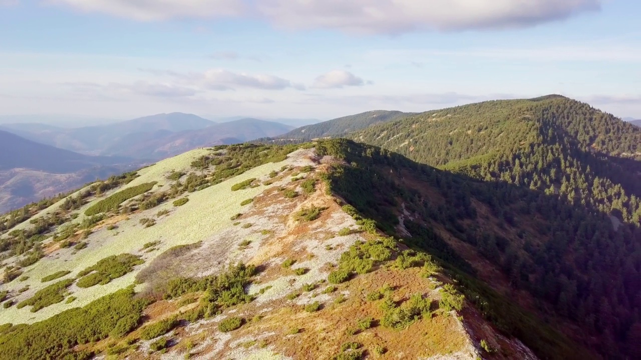 鸟瞰图上的美景。令人叹为观止的风景与全景山脉景观-喀尔巴阡山脉，辛尼维尔山口，卡缅卡山，乌克兰。4k格式的高质量拍摄视频素材