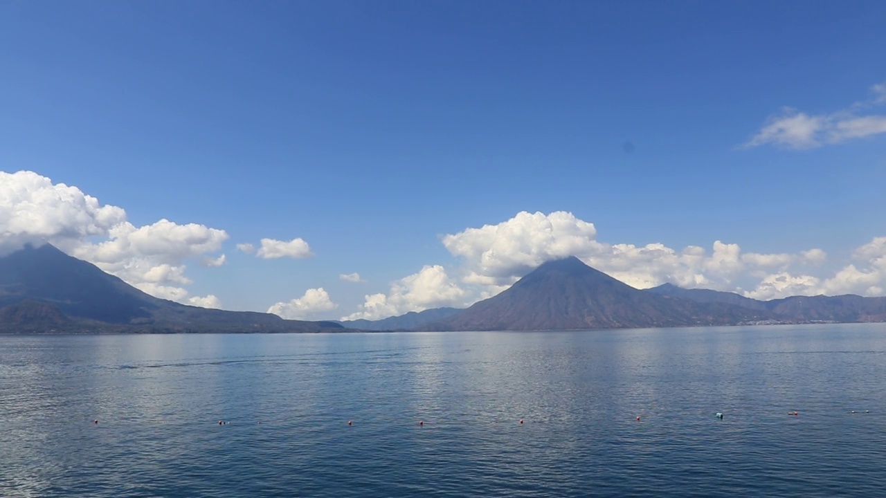 危地马拉的阿提特兰湖，背景上有火山视频素材