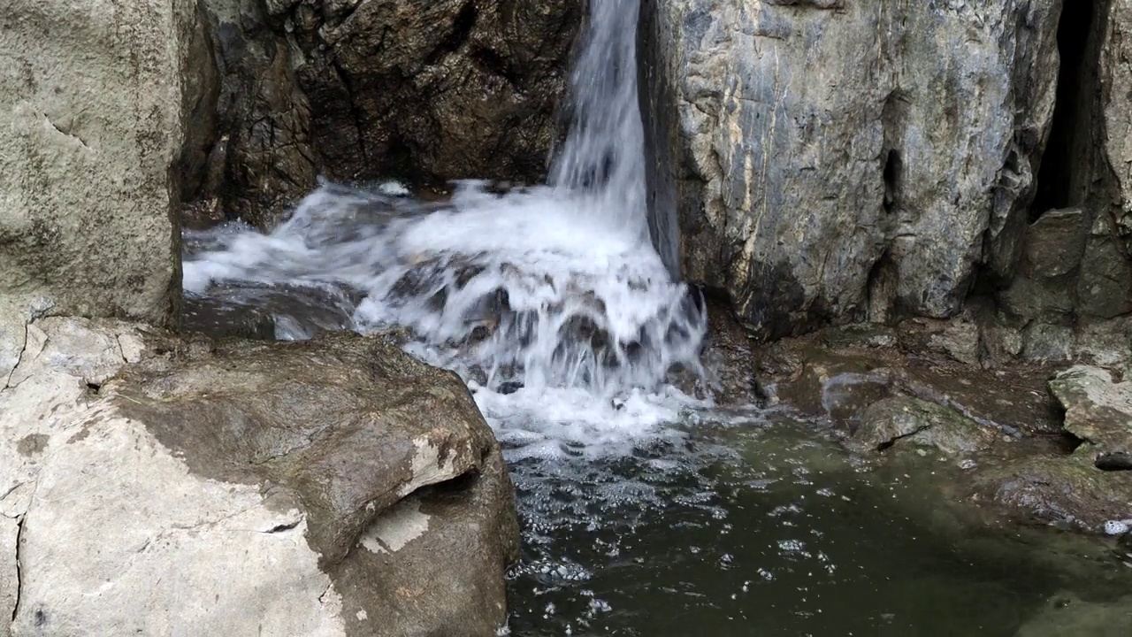 水从岩石上流过。在石头间流淌视频素材