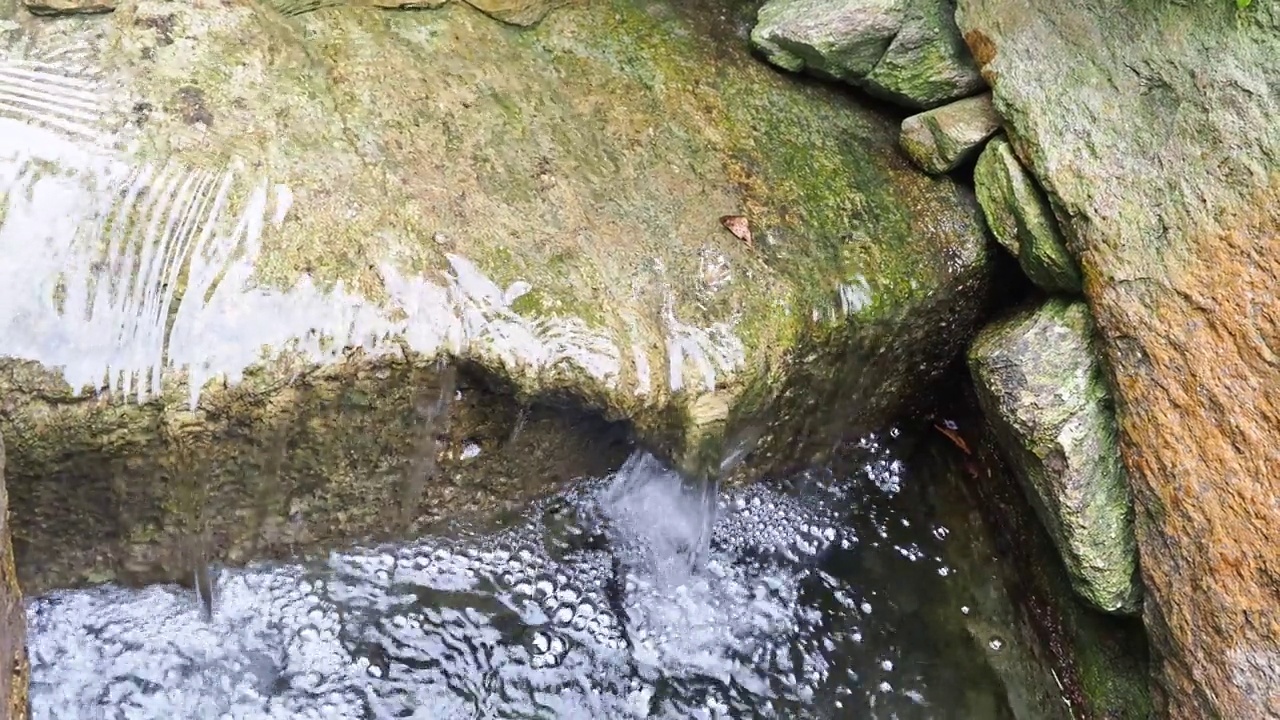 水从岩石上流过。在石头间流淌视频素材