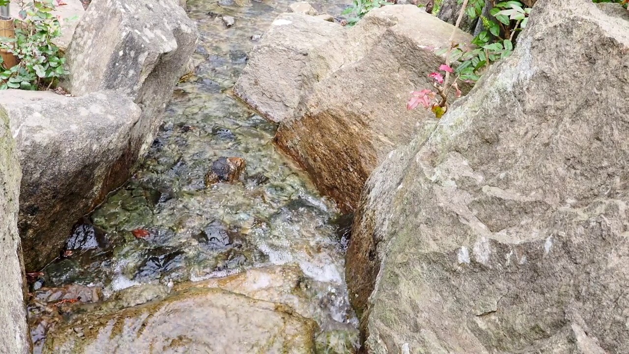 水从岩石上流过。在石头间流淌视频素材