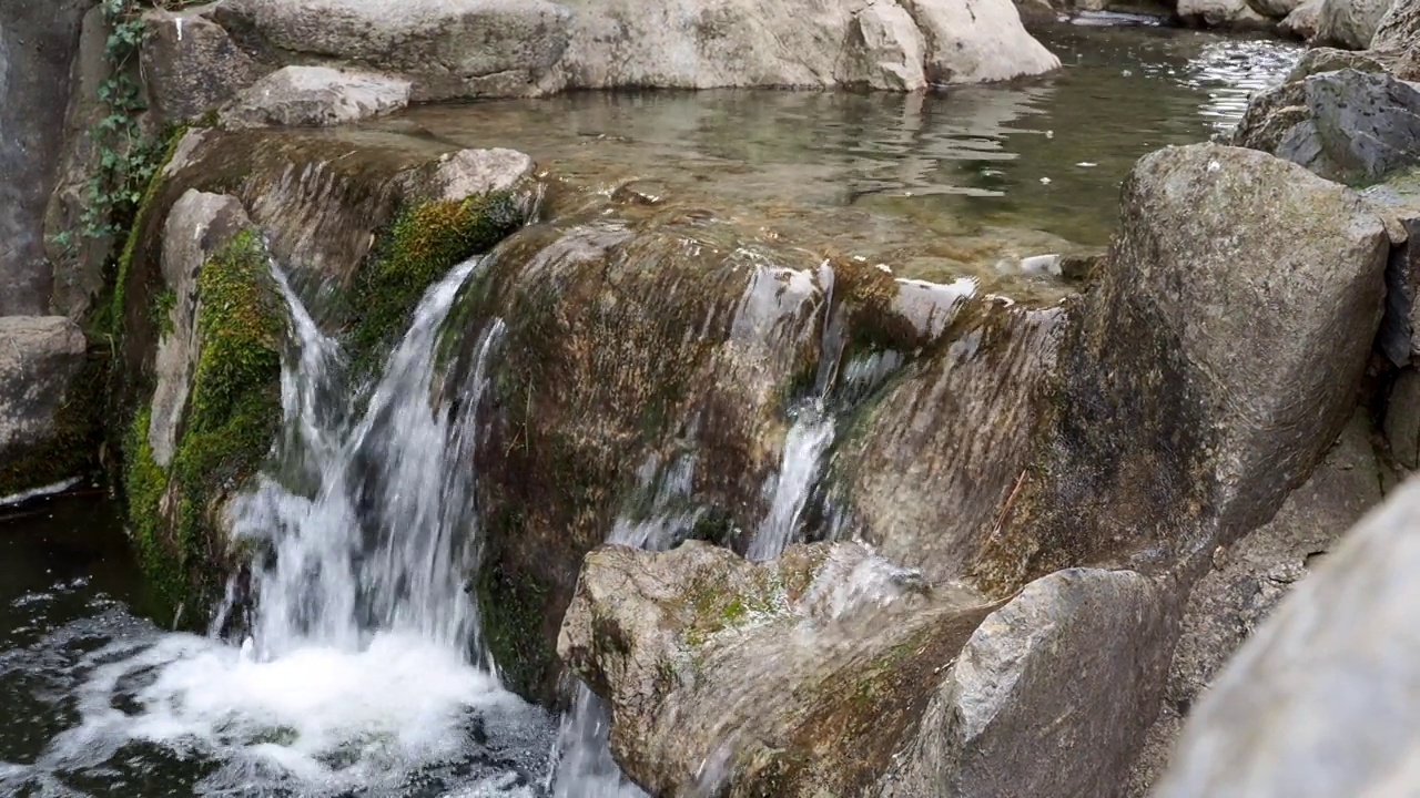 水从岩石上流过。在石头间流淌视频素材