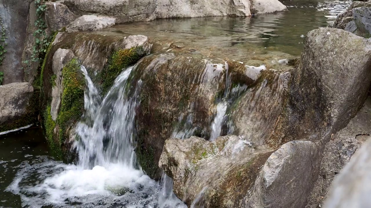 水从岩石上流过。在石头间流淌视频素材