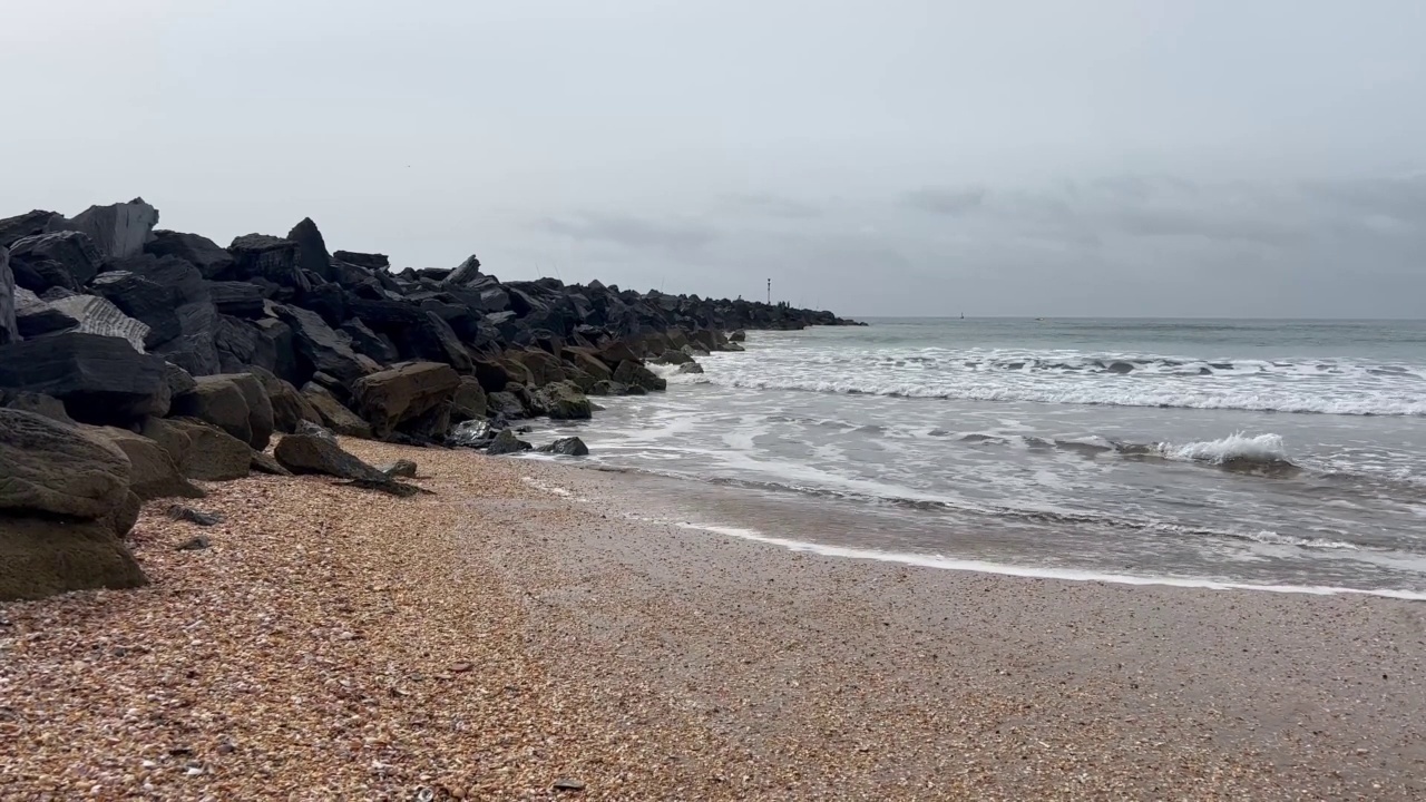 海浪从海滩海岸拍打防波堤视频素材