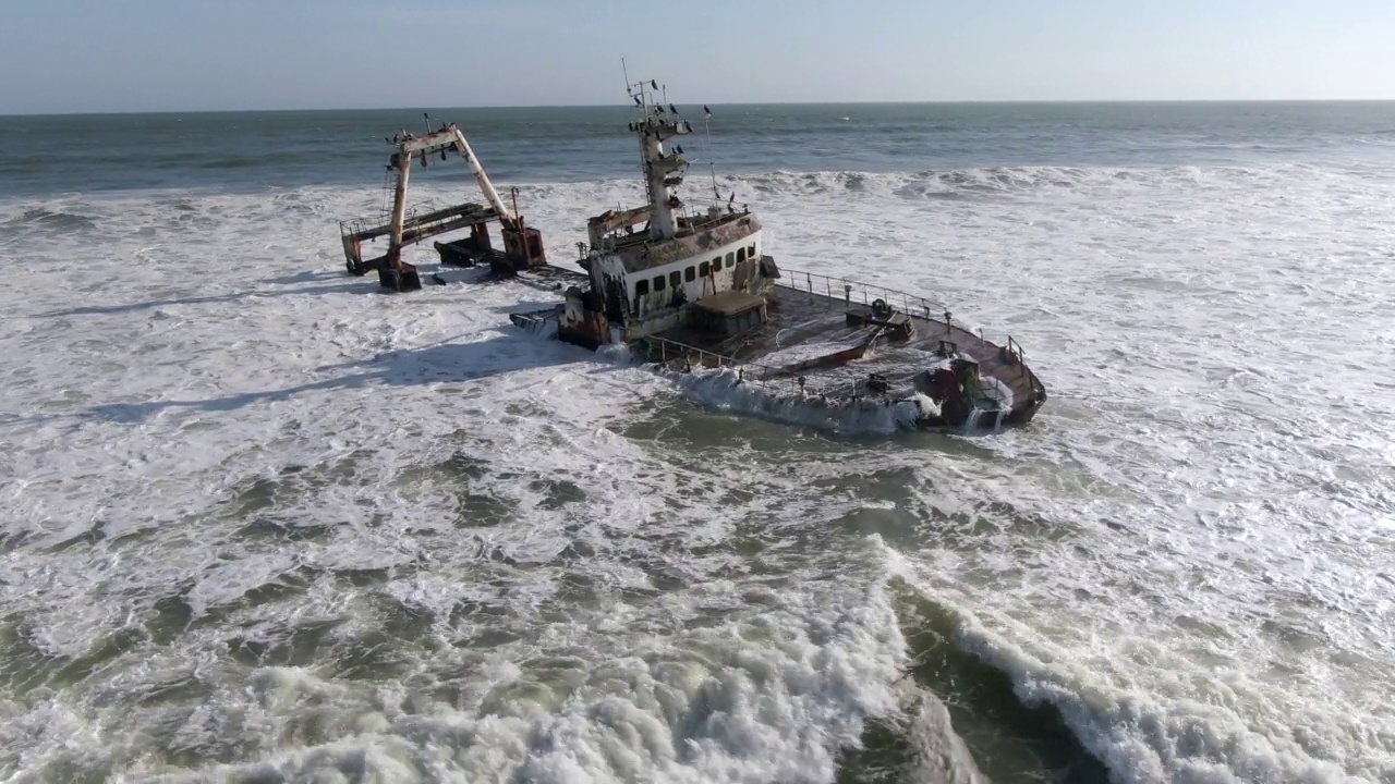 航拍轨道拍摄的照片显示海浪拍打在非洲纳米比亚骷髅海岸的Zeila沉船上视频素材