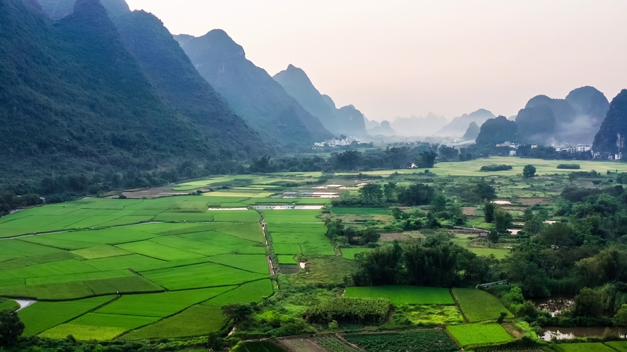 航拍桂林的山川和农田景观视频素材