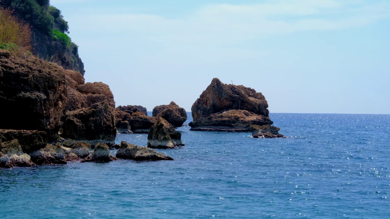 美丽的海浪和岩石视频素材