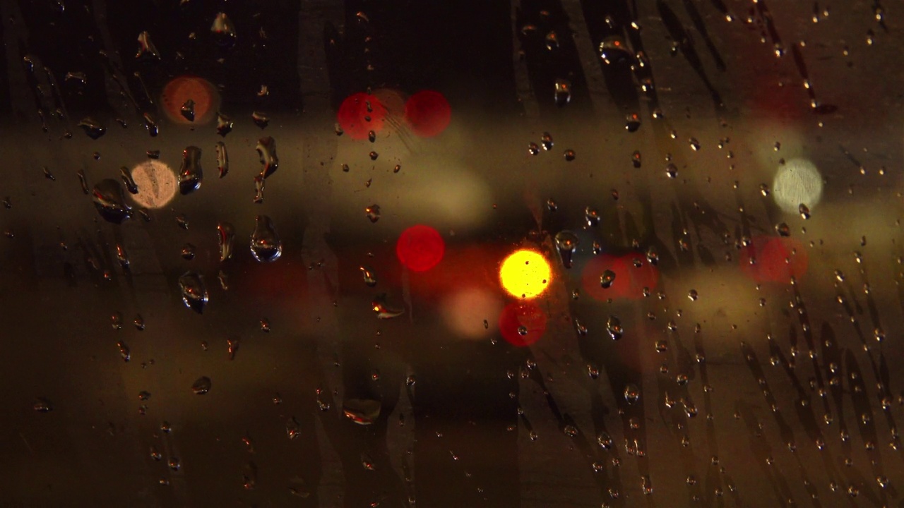 带雨点的飞机窗口夜景视频素材