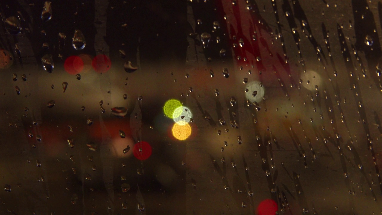 带雨点的飞机窗口夜景视频素材