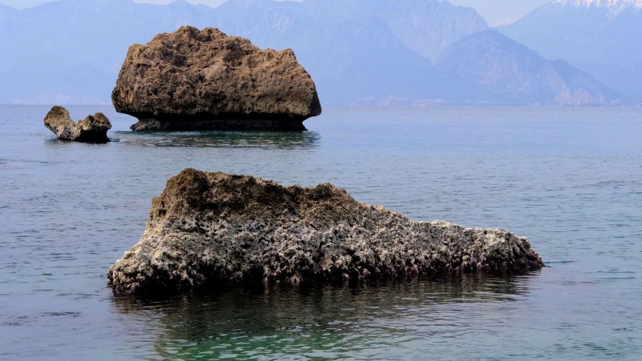 美丽的海浪和岩石视频素材