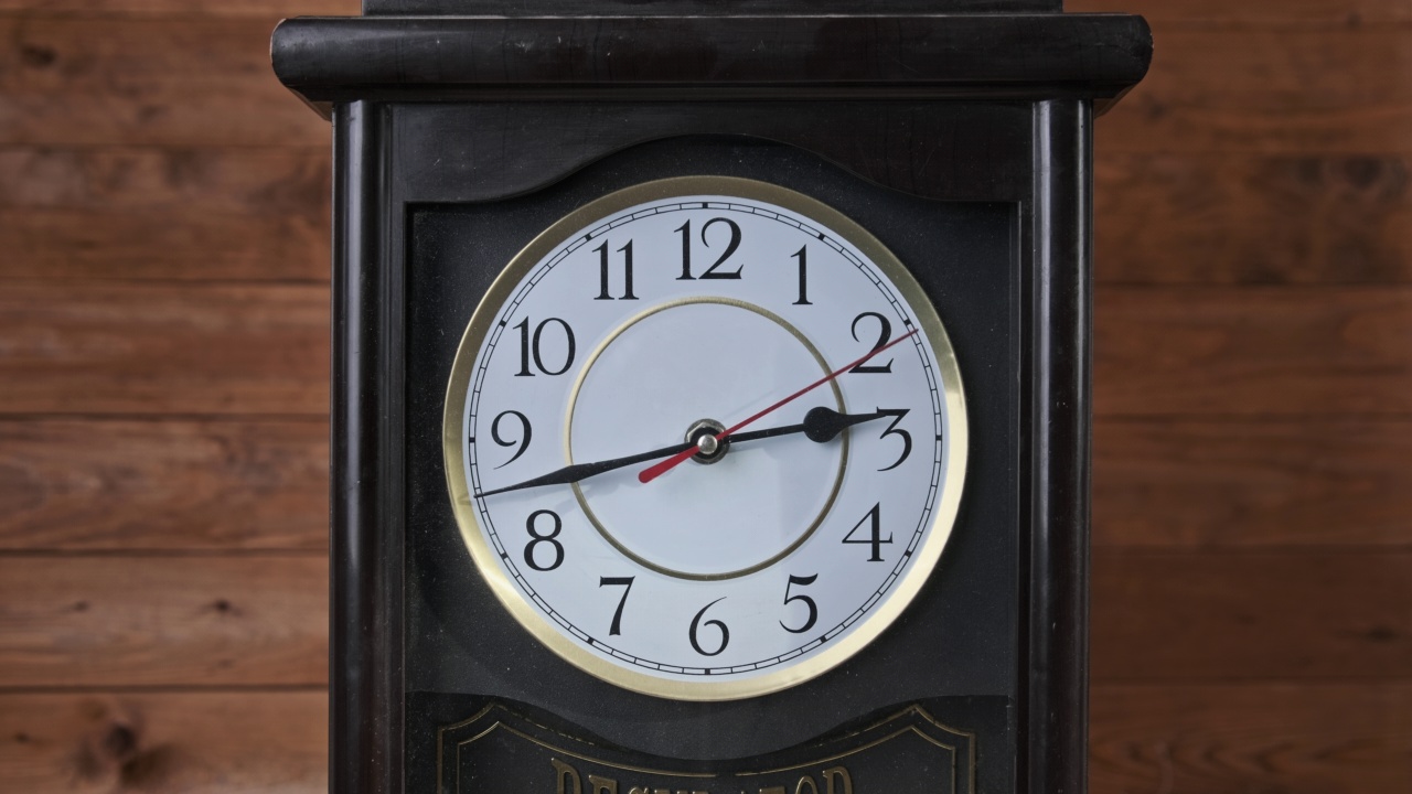木制背景上的古董挂钟与移动的秒针视频素材
