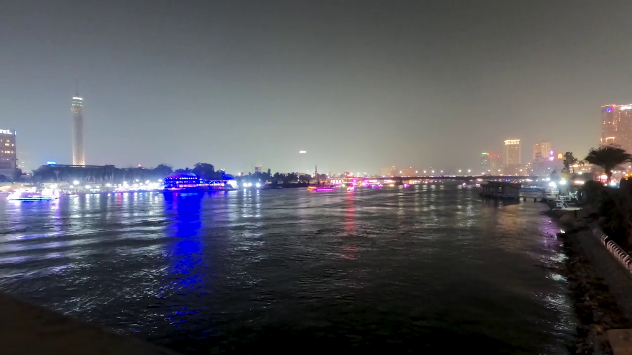 尼罗河和标志性的开罗夜景，埃及。广角镜头间隔拍摄视频素材