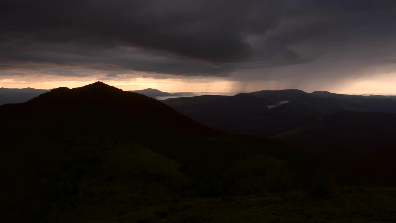 奇妙的雨云在山上的景观。视频素材