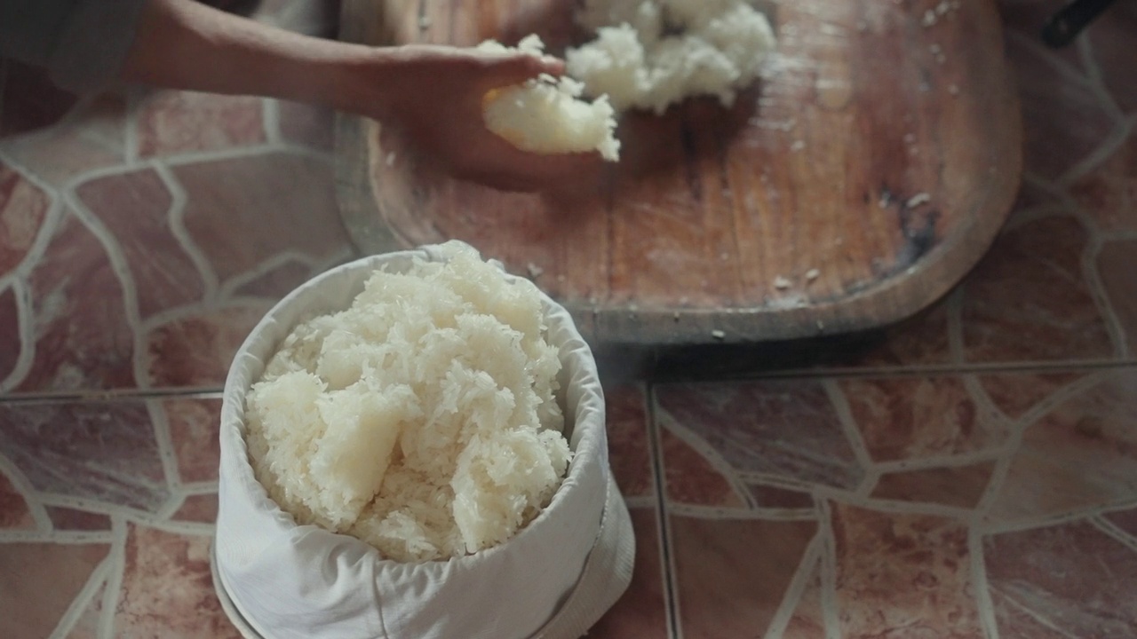 亚洲烹饪用热蒸汽蒸糯米视频素材