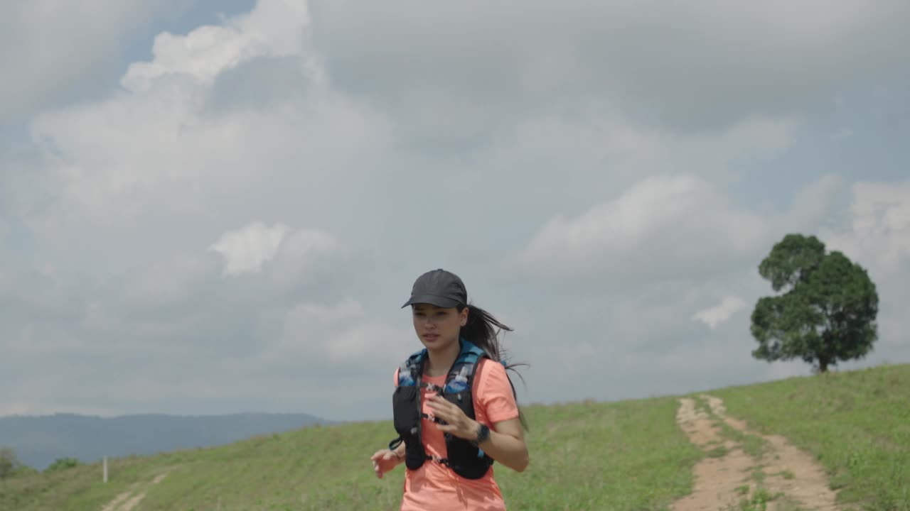 年轻的妇女们在下午的时候在山顶上跑步视频素材