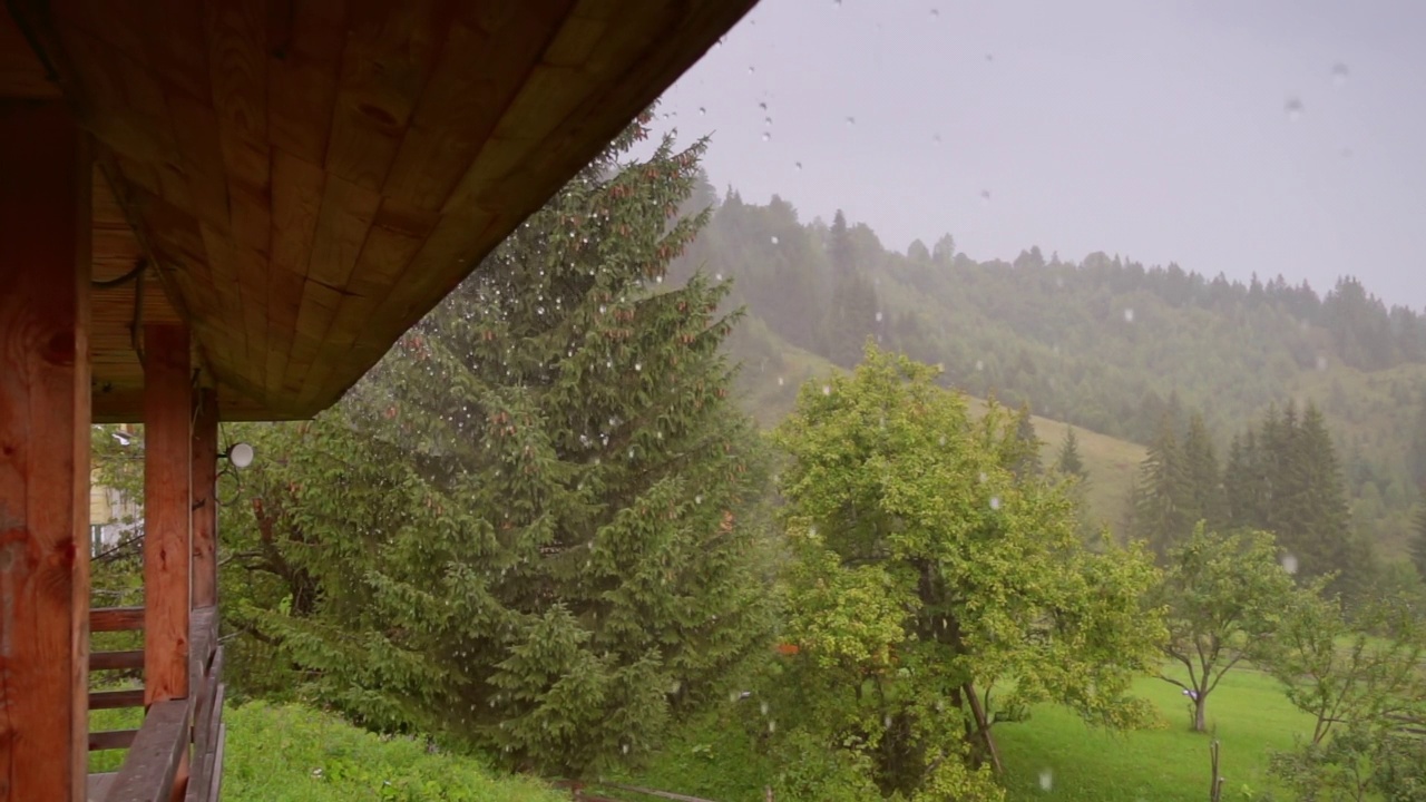 雨水从屋顶流下来。下雨的天气，雨点不断落下。视频素材