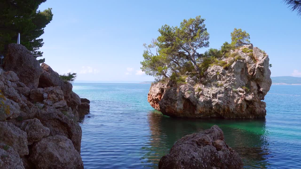 亚得里亚海海景，著名的布雷拉石度假村。视频素材