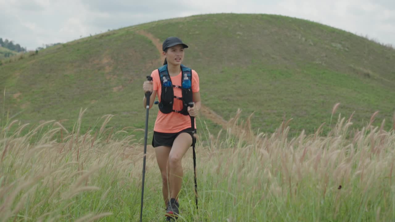 年轻女性积极参加越野跑视频素材