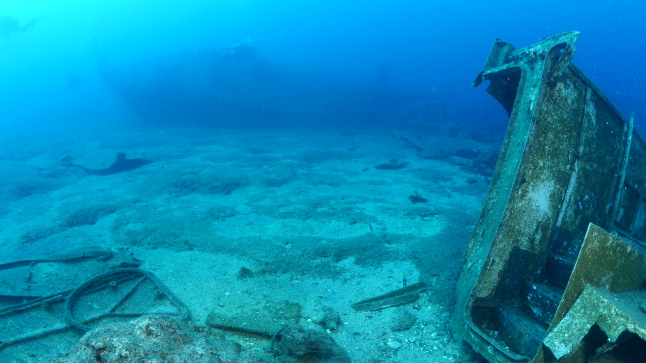 沉船在海底沉船在海底立金属在海底视频素材