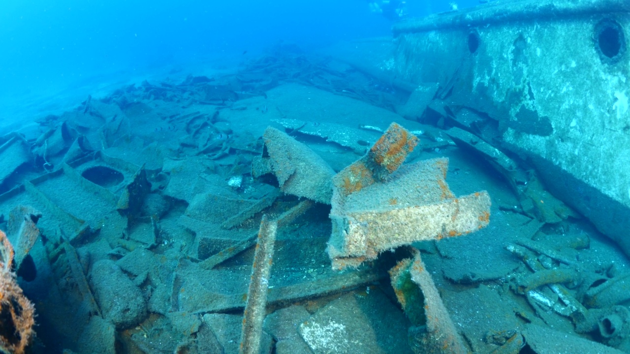 沉船在海底沉船在海底立金属在海底视频素材