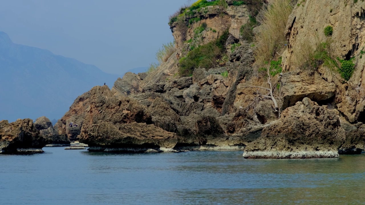 美丽的海浪和岩石视频素材