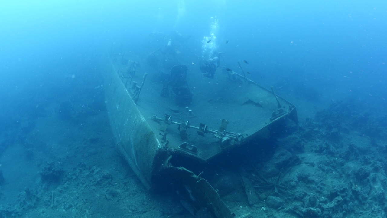 沉船在海底沉船在海底立金属在海底视频素材