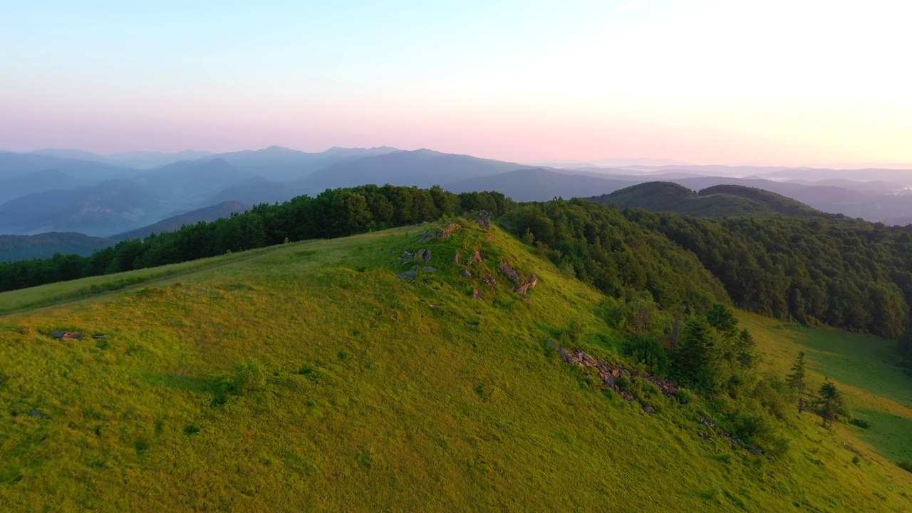 从鸟瞰，山顶上建有帐篷的旅游营地。视频素材