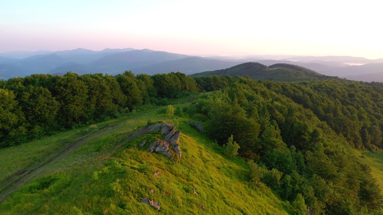 从鸟瞰，山顶上建有帐篷的旅游营地。视频素材