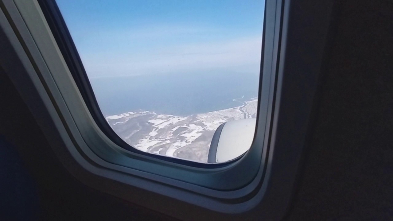 从北海道上空的飞机窗口看到的雪景视频下载