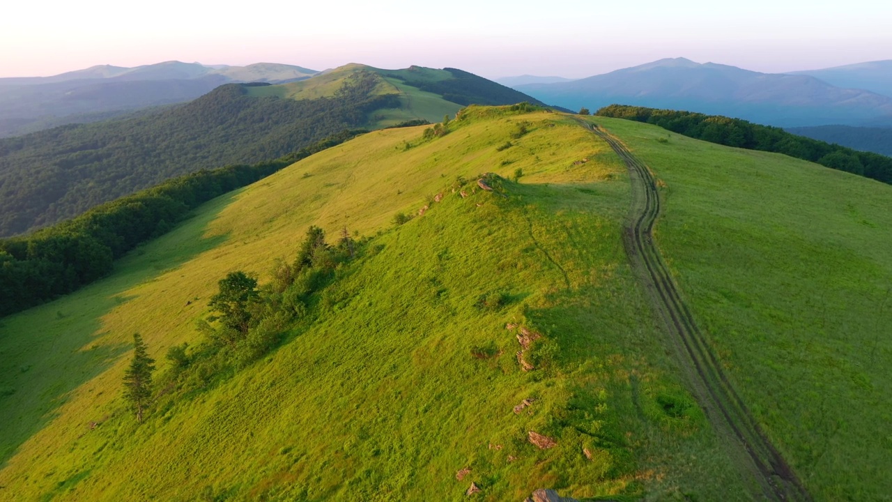 从鸟瞰，山顶上建有帐篷的旅游营地。视频素材