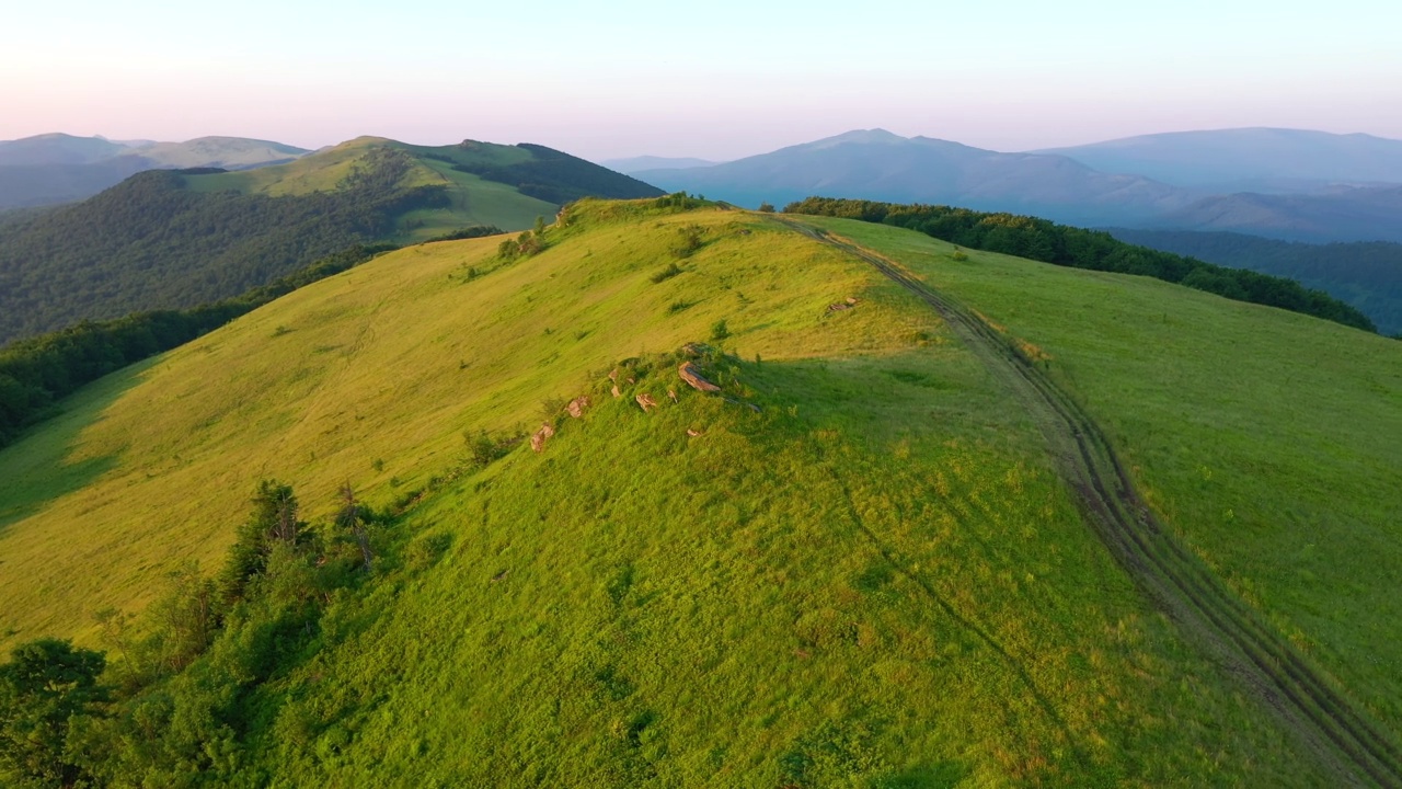 从鸟瞰，山顶上建有帐篷的旅游营地。视频素材