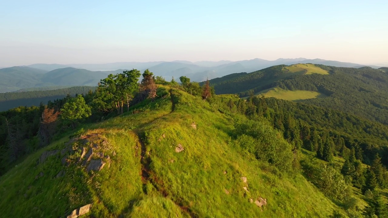 从一架四轴飞行器上拍摄高山高地上的绿色草地。视频素材