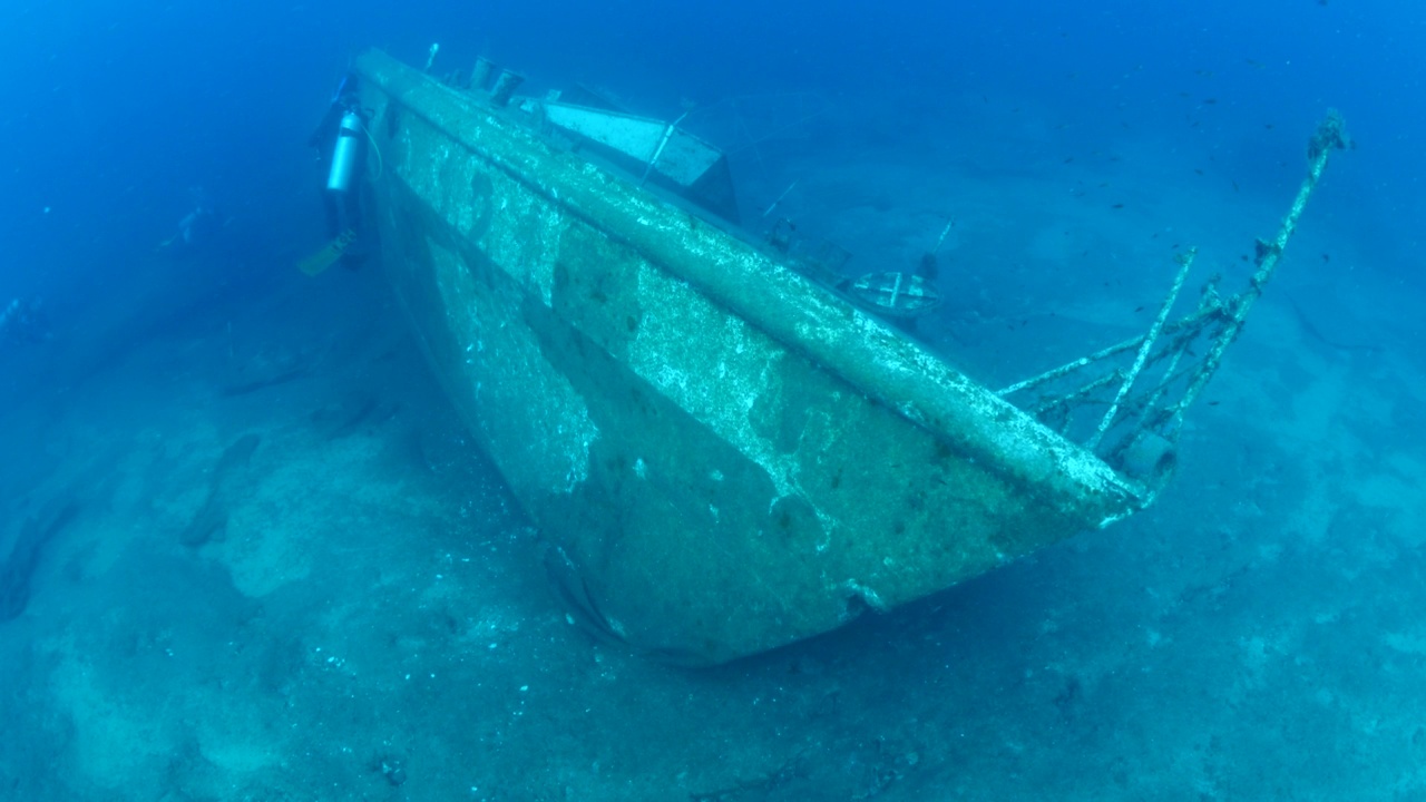 海底沉船站在海底金属潜水器看到的海底沉船视频素材