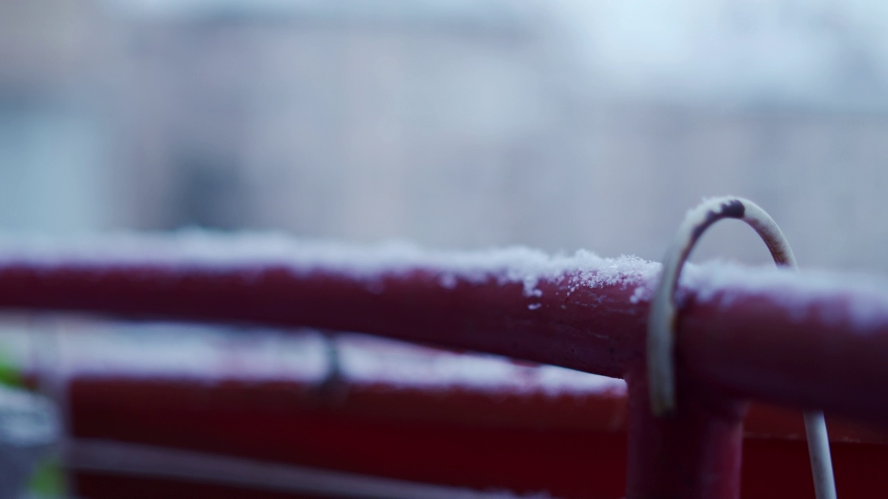 阳台上飘落的雪花视频素材