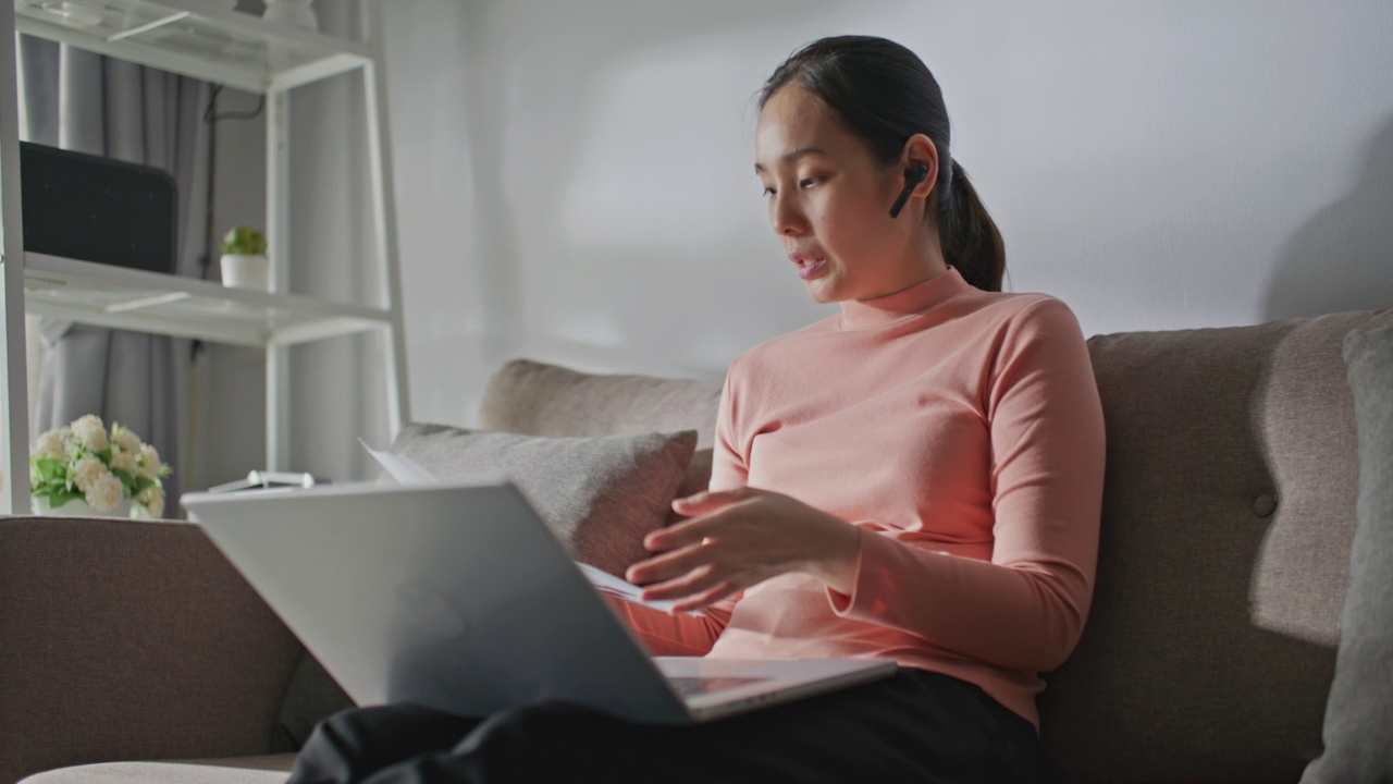 一名亚裔女性在家里用笔记本电脑进行视频电话会议视频素材