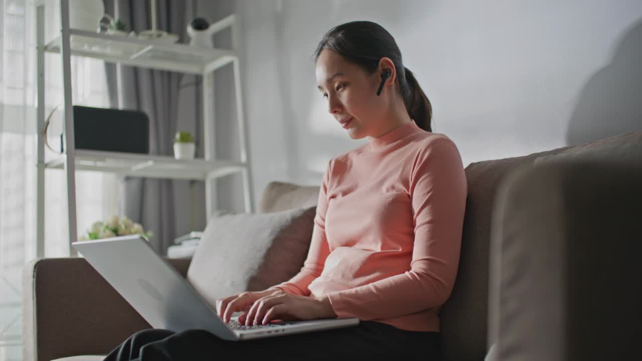 亚洲女人在家用笔记本电脑开视频会议视频素材