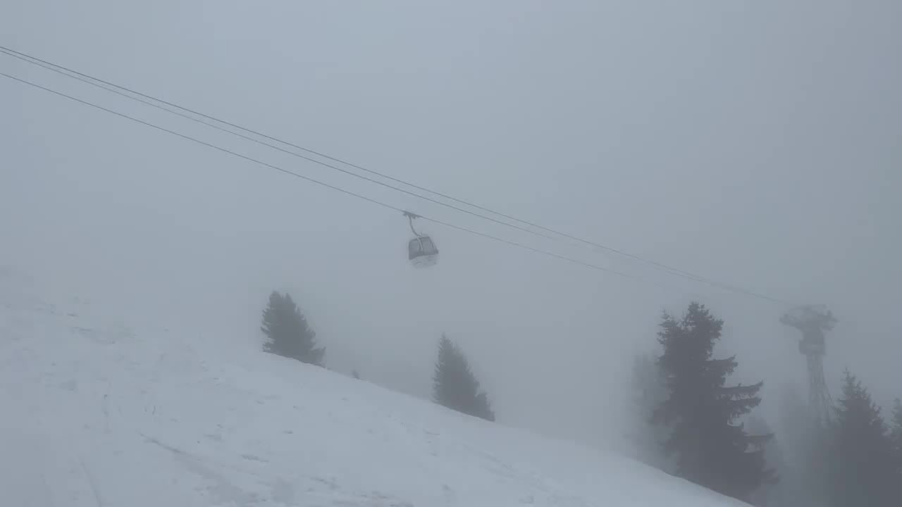 人们在法国阿尔卑斯山的雾中滑雪视频素材