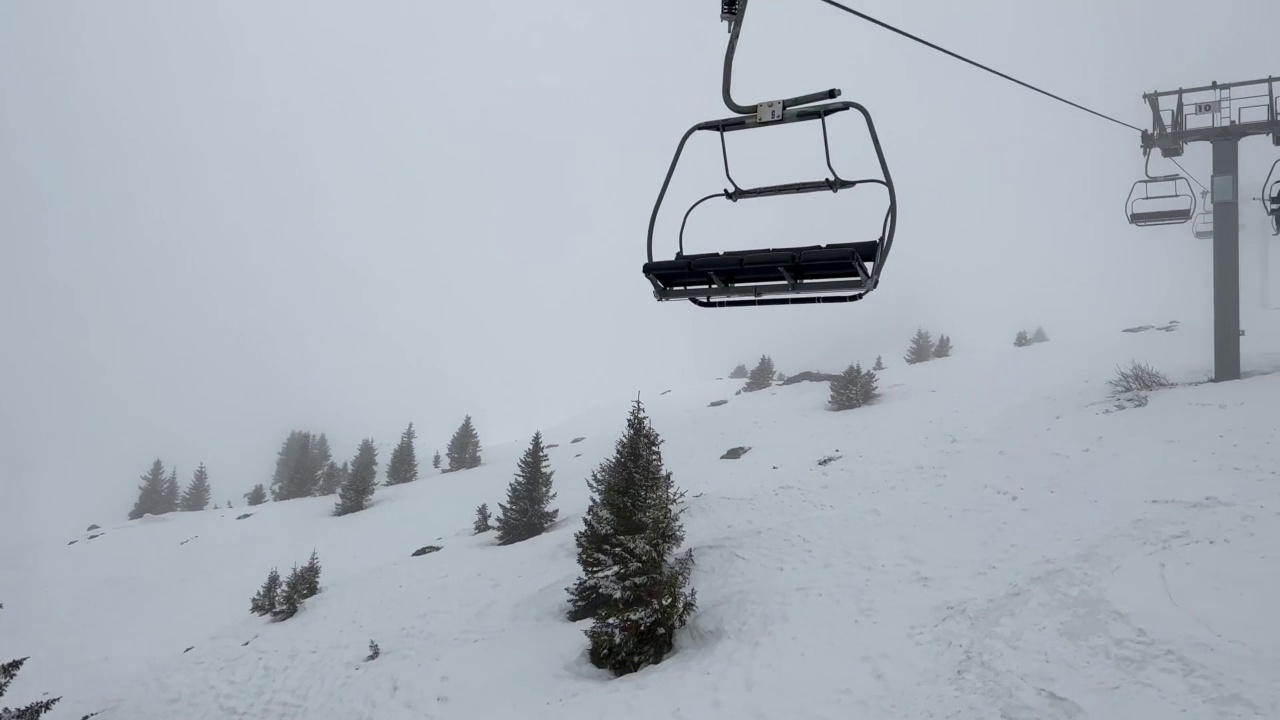 法国阿尔卑斯山的滑雪缆车视频素材